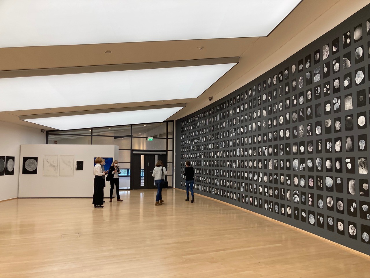 Nanne Meyer, Klumpen und Globen, Ausstellungsansicht im Horst-Janssen-Museum, Foto: Eckhard Fürlus