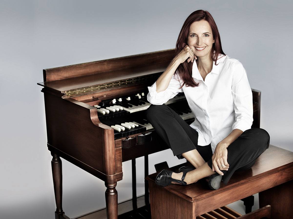 Barbara Dennerlein an ihrer Hammond B 3