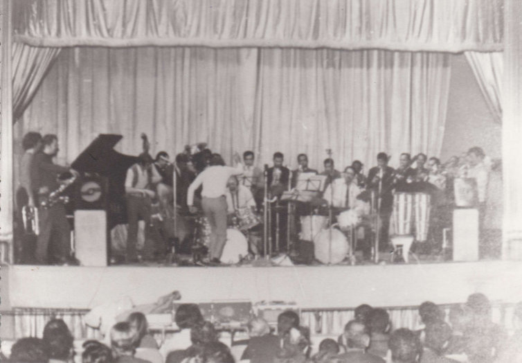 hartmut geerken dirigiert das „cairo free jazz ensemble“ im zusammenspiel mit dem „modern jazz quintett karlsruhe“, kairo 1970