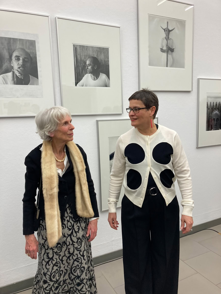 Christa Mayer (li) und Carolin Förster (re) am Eröffnungsabend der Werkschau. Foto © Eckhard Fürlus, 2026